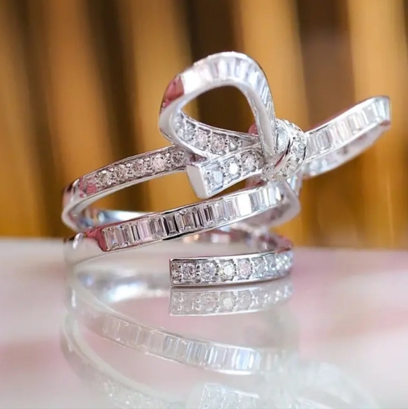 GORGOUS, FESTIVE BIG BOW RING - Picture 2 of 5